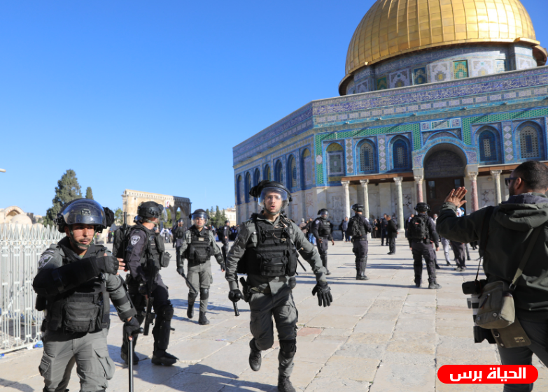 مستوطنون يقتحمون باحات الأقصى